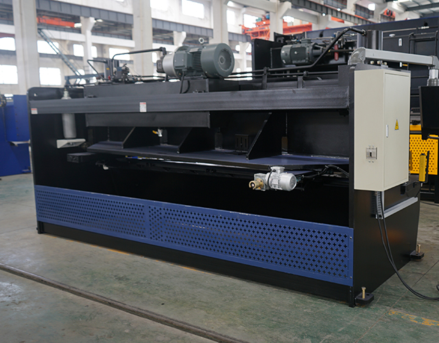 Máquina de corte de chapa hidráulica CNC Máquina de cizallamiento de guillotina Operar